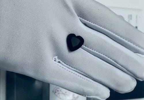 Đá Carbon Vô Định Hình Tự Nhiên 3.17 Carats